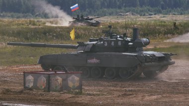 Ordu-2020 forumu sırasında Moskova yakınlarındaki Alabino 'da düzenlenen tank biatlon yarışmasında modern tank