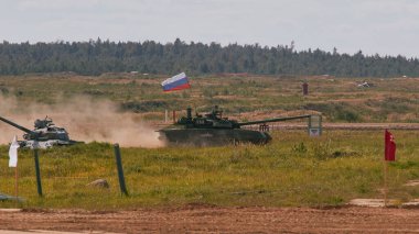 Ordu-2020 forumu sırasında Moskova yakınlarındaki Alabino 'da düzenlenen tank biatlon yarışmasında modern tank