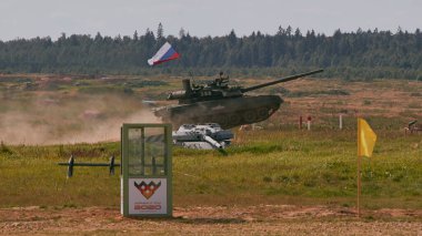 Ordu-2020 forumu sırasında Moskova yakınlarındaki Alabino 'da düzenlenen tank biatlon yarışmasında modern tank