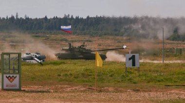 Ordu-2020 forumu sırasında Moskova yakınlarındaki Alabino 'da düzenlenen tank biatlon yarışmasında modern tank