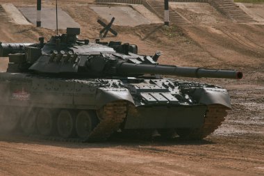 Ordu-2020 forumu sırasında Moskova yakınlarındaki Alabino 'da düzenlenen tank biatlon yarışmasında modern tank