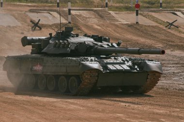 Ordu-2020 forumu sırasında Moskova yakınlarındaki Alabino 'da düzenlenen tank biatlon yarışmasında modern tank