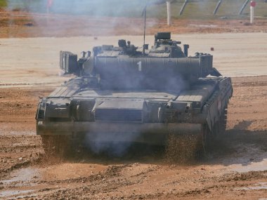 Ordu-2020 forumu sırasında Moskova yakınlarındaki Alabino 'da düzenlenen tank biatlon yarışmasında modern tank