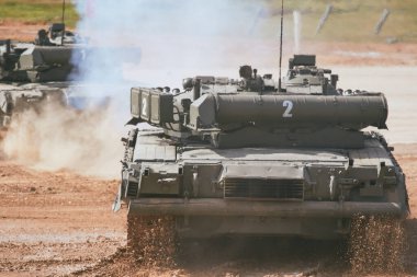 Ordu-2020 forumu sırasında Moskova yakınlarındaki Alabino 'da düzenlenen tank biatlon yarışmasında modern tank