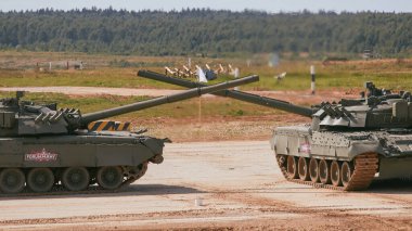 Ordu-2020 forumu sırasında Moskova yakınlarındaki Alabino 'da düzenlenen tank biatlon yarışmasında modern tank