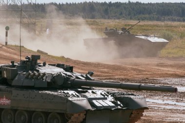 Ordu-2020 forumu sırasında Moskova yakınlarındaki Alabino 'da düzenlenen tank biatlon yarışmasında modern tank