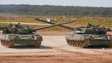 Ordu-2020 forumu sırasında Moskova yakınlarındaki Alabino 'da düzenlenen tank biatlon yarışmasında modern tank