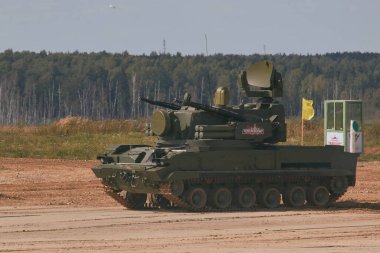 Ordu-2020 forumu sırasında Moskova yakınlarındaki Alabino 'da düzenlenen tank biatlon yarışmasında modern tank