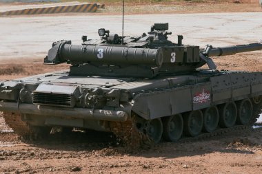 Ordu-2020 forumu sırasında Moskova yakınlarındaki Alabino 'da düzenlenen tank biatlon yarışmasında modern tank