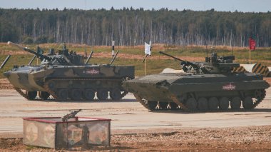 Ordu-2020 forumu sırasında Moskova yakınlarındaki Alabino 'da düzenlenen tank biatlon yarışmasında modern tank