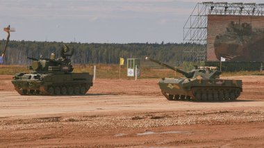 Ordu-2020 forumu sırasında Moskova yakınlarındaki Alabino 'da düzenlenen tank biatlon yarışmasında modern tank