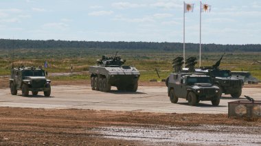 Ordu-2020 forumu sırasında Moskova yakınlarındaki Alabino 'da düzenlenen tank biatlon yarışmasında modern tank