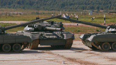 Ordu-2020 forumu sırasında Moskova yakınlarındaki Alabino 'da düzenlenen tank biatlon yarışmasında modern tank