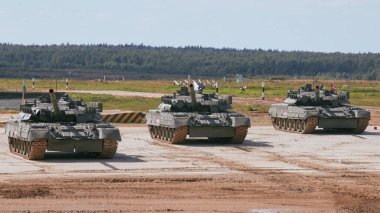 Ordu-2020 forumu sırasında Moskova yakınlarındaki Alabino 'da düzenlenen tank biatlon yarışmasında modern tank
