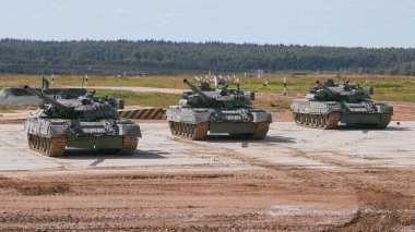 Ordu-2020 forumu sırasında Moskova yakınlarındaki Alabino 'da düzenlenen tank biatlon yarışmasında modern tank