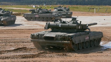 Ordu-2020 forumu sırasında Moskova yakınlarındaki Alabino 'da düzenlenen tank biatlon yarışmasında modern tank