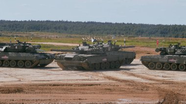 Ordu-2020 forumu sırasında Moskova yakınlarındaki Alabino 'da düzenlenen tank biatlon yarışmasında modern tank