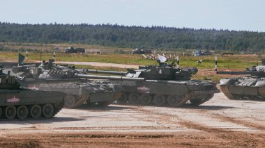 Ordu-2020 forumu sırasında Moskova yakınlarındaki Alabino 'da düzenlenen tank biatlon yarışmasında modern tank
