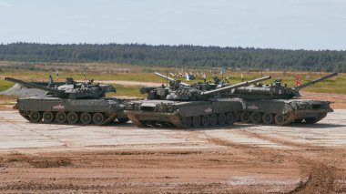 Ordu-2020 forumu sırasında Moskova yakınlarındaki Alabino 'da düzenlenen tank biatlon yarışmasında modern tank