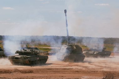 Ordu-2020 forumu sırasında Moskova yakınlarındaki Alabino 'da düzenlenen tank biatlon yarışmasında modern tank