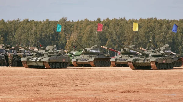 Ordu-2020 forumu sırasında Moskova yakınlarındaki Alabino 'da düzenlenen tank biatlon yarışmasında modern tank