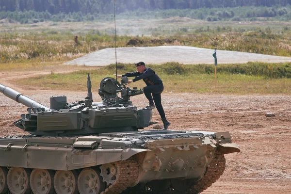 Ordu-2020 forumu sırasında Moskova yakınlarındaki Alabino 'da düzenlenen tank biatlon yarışmasında modern tank