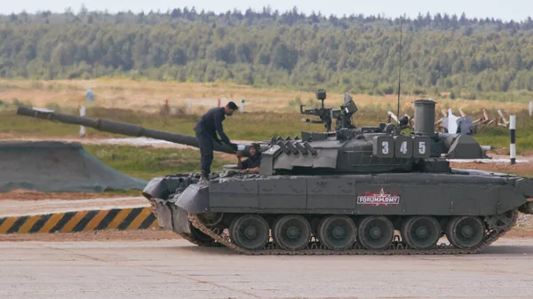 Ordu-2020 forumu sırasında Moskova yakınlarındaki Alabino 'da düzenlenen tank biatlon yarışmasında modern tank