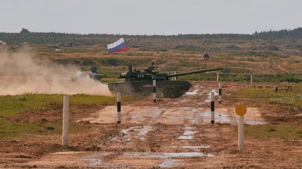 Ordu-2020 forumu sırasında Moskova yakınlarındaki Alabino 'da düzenlenen tank biatlon yarışmasında modern tank