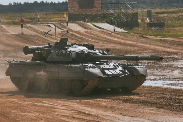 Ordu-2020 forumu sırasında Moskova yakınlarındaki Alabino 'da düzenlenen tank biatlon yarışmasında modern tank