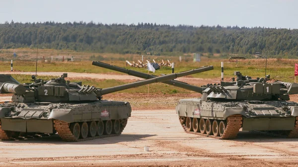Ordu-2020 forumu sırasında Moskova yakınlarındaki Alabino 'da düzenlenen tank biatlon yarışmasında modern tank