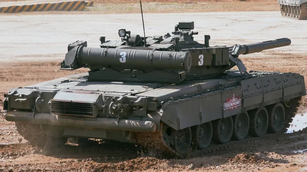 Ordu-2020 forumu sırasında Moskova yakınlarındaki Alabino 'da düzenlenen tank biatlon yarışmasında modern tank