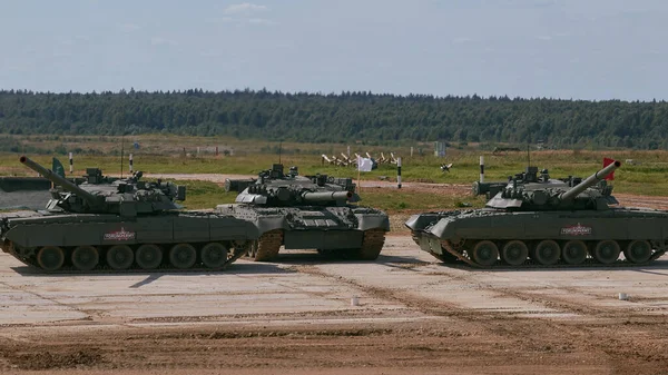 Ordu-2020 forumu sırasında Moskova yakınlarındaki Alabino 'da düzenlenen tank biatlon yarışmasında modern tank