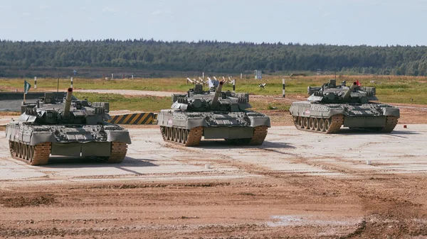 Ordu-2020 forumu sırasında Moskova yakınlarındaki Alabino 'da düzenlenen tank biatlon yarışmasında modern tank