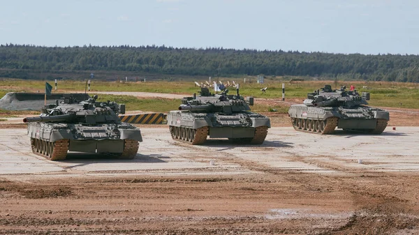 Ordu-2020 forumu sırasında Moskova yakınlarındaki Alabino 'da düzenlenen tank biatlon yarışmasında modern tank