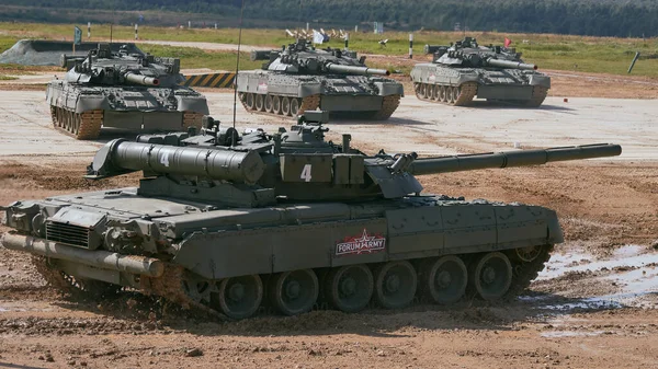 Ordu-2020 forumu sırasında Moskova yakınlarındaki Alabino 'da düzenlenen tank biatlon yarışmasında modern tank