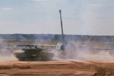 Ordu-2020 forumu sırasında Moskova yakınlarındaki Alabino 'da düzenlenen tank biatlon yarışmasında modern tank