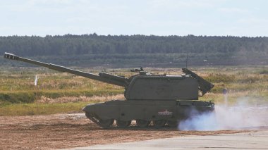 Ordu-2020 forumu sırasında Moskova yakınlarındaki Alabino 'da düzenlenen tank biatlon yarışmasında modern tank