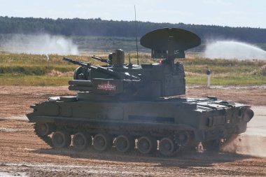 Ordu-2020 forumu sırasında Moskova yakınlarındaki Alabino 'da düzenlenen tank biatlon yarışmasında modern tank