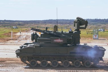 Ordu-2020 forumu sırasında Moskova yakınlarındaki Alabino 'da düzenlenen tank biatlon yarışmasında modern tank