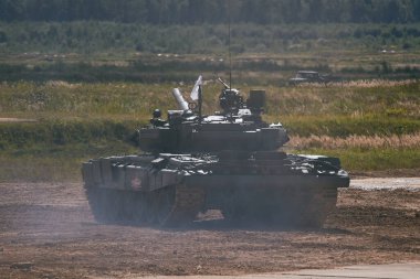 Ordu-2020 forumu sırasında Moskova yakınlarındaki Alabino 'da düzenlenen tank biatlon yarışmasında modern tank