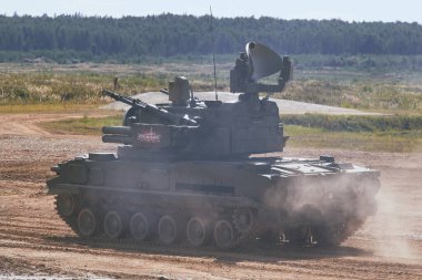Ordu-2020 forumu sırasında Moskova yakınlarındaki Alabino 'da düzenlenen tank biatlon yarışmasında modern tank