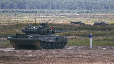 Ordu-2020 forumu sırasında Moskova yakınlarındaki Alabino 'da düzenlenen tank biatlon yarışmasında modern tank
