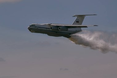 Il-76 uçağı gökyüzüne su bırakıyor.