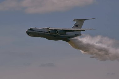 Il-76 uçağı gökyüzüne su bırakıyor.