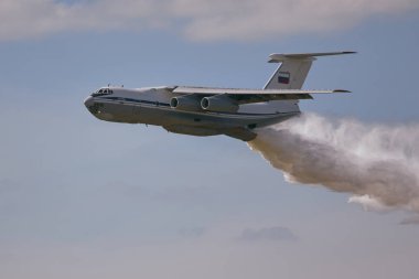 Il-76 uçağı gökyüzüne su bırakıyor.