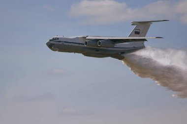Il-76 uçağı gökyüzüne su bırakıyor.