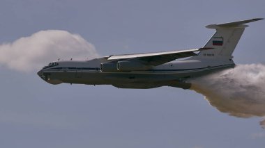 Il-76 uçağı gökyüzüne su bırakıyor.