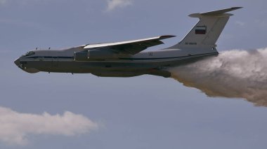 Il-76 uçağı gökyüzüne su bırakıyor.