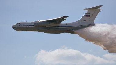 Il-76 uçağı gökyüzüne su bırakıyor.