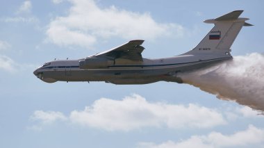 Il-76 uçağı gökyüzüne su bırakıyor.